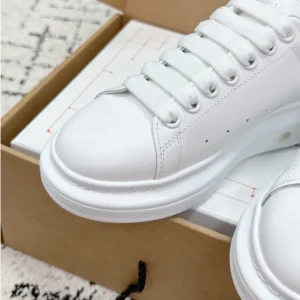 Alexander Mcqueen Unisex Oversized Sneaker in White/Silver 553770WI