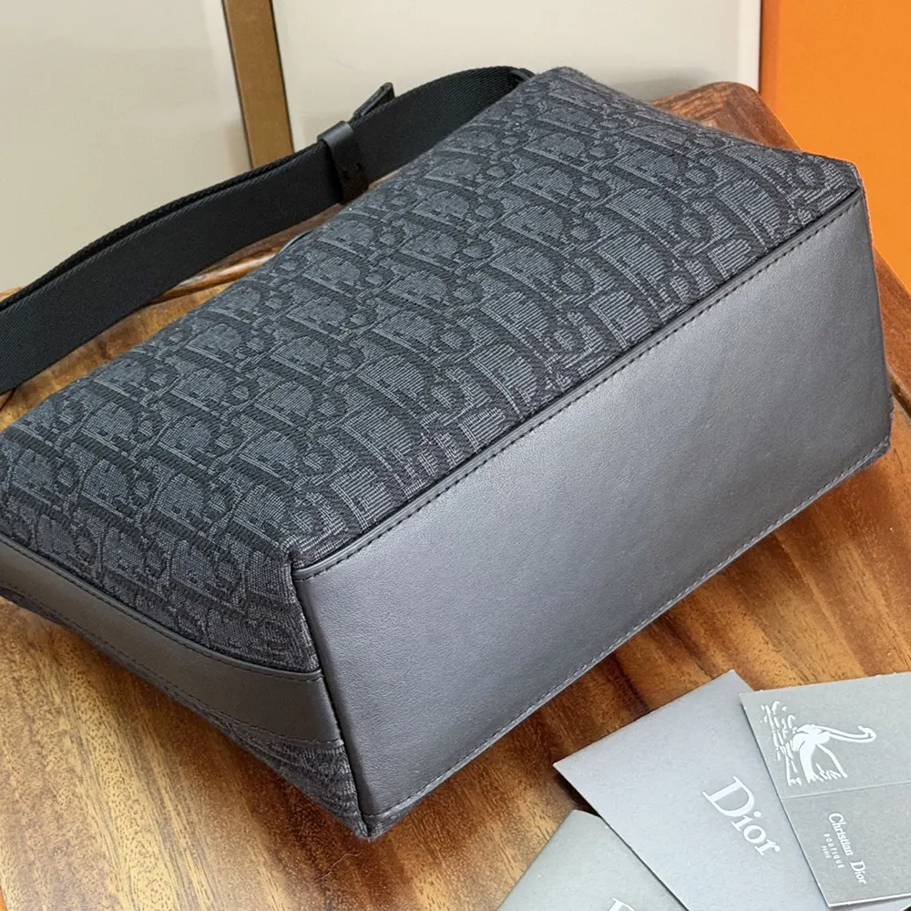 Dior Men Jett Pouch Black Dior Oblique Jacquard 2DBCA612YUS 5 Dior Men Jett Pouch Black Dior Oblique Jacquard 2DBCA612YUS