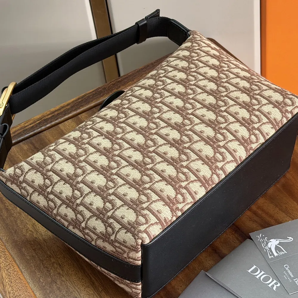 Dior Men Jett Pouch Brown Dior Oblique Jacquard 2DBCA612YUS 5 Dior Men Jett Pouch Brown Dior Oblique Jacquard 2DBCA612YUS