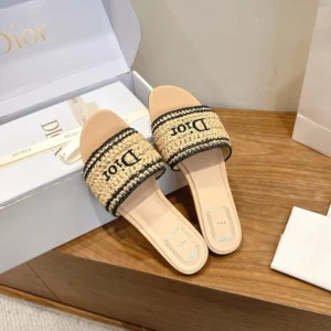 Reference: KCV566OEN_S900 The Adiorable pump is a modern and refined creation. The embroidered mesh upper features a black Dior Oblique motif. Completed by a 10-cm (4-inch) heel and pointed toe, the shoe will lend a touch of sophistication to any of the season's looks. Main composition: technical fabric and lambskin Technical fabric and goatskin lining Insole with Dior Médaillon signature Cowhide leather sole with embossed Dior signature Heel: 10 cm / 4 inches